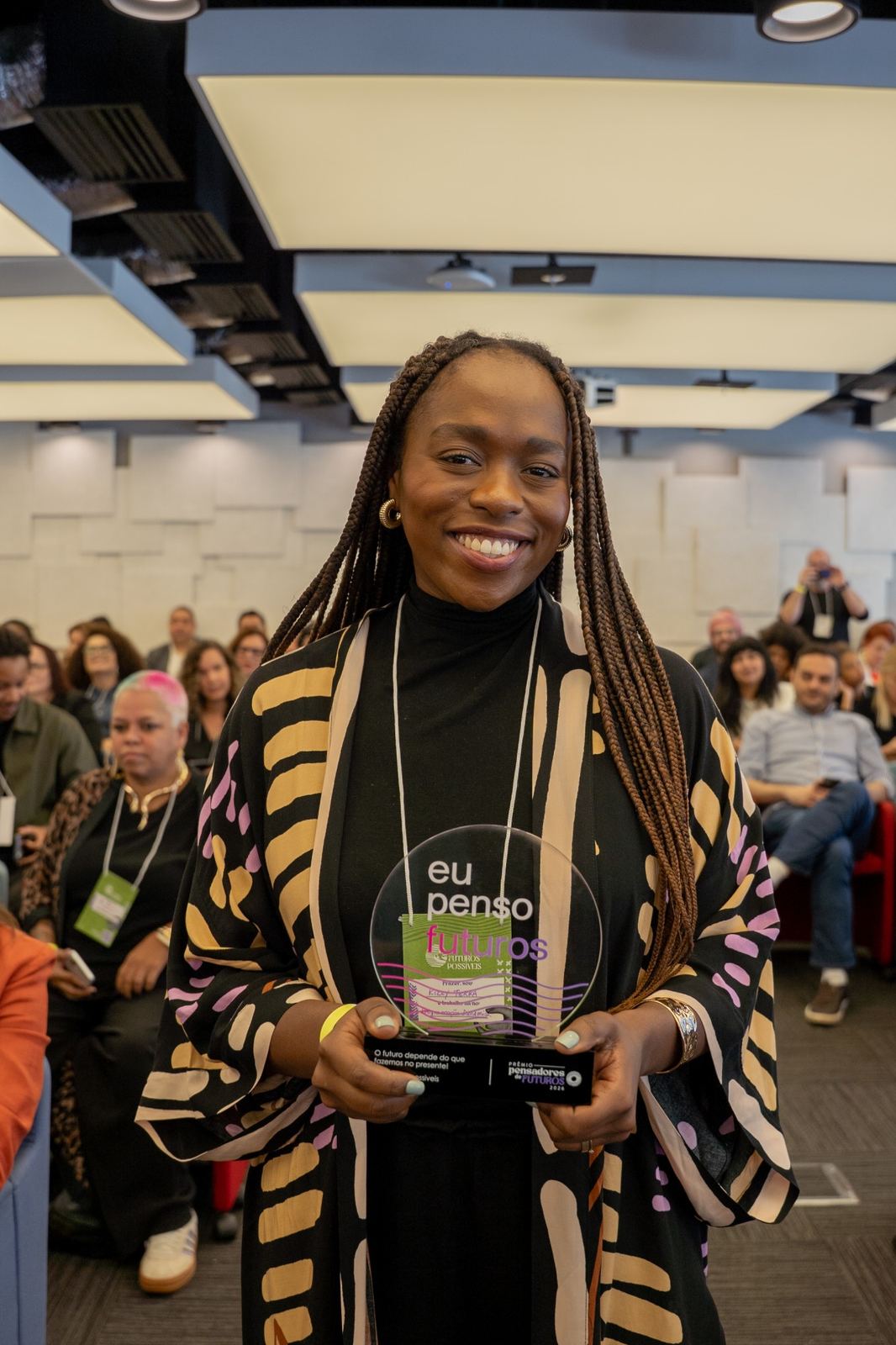 Kizzy Terra segurando o troféu do Prêmio Pensadores de Futuros 2026